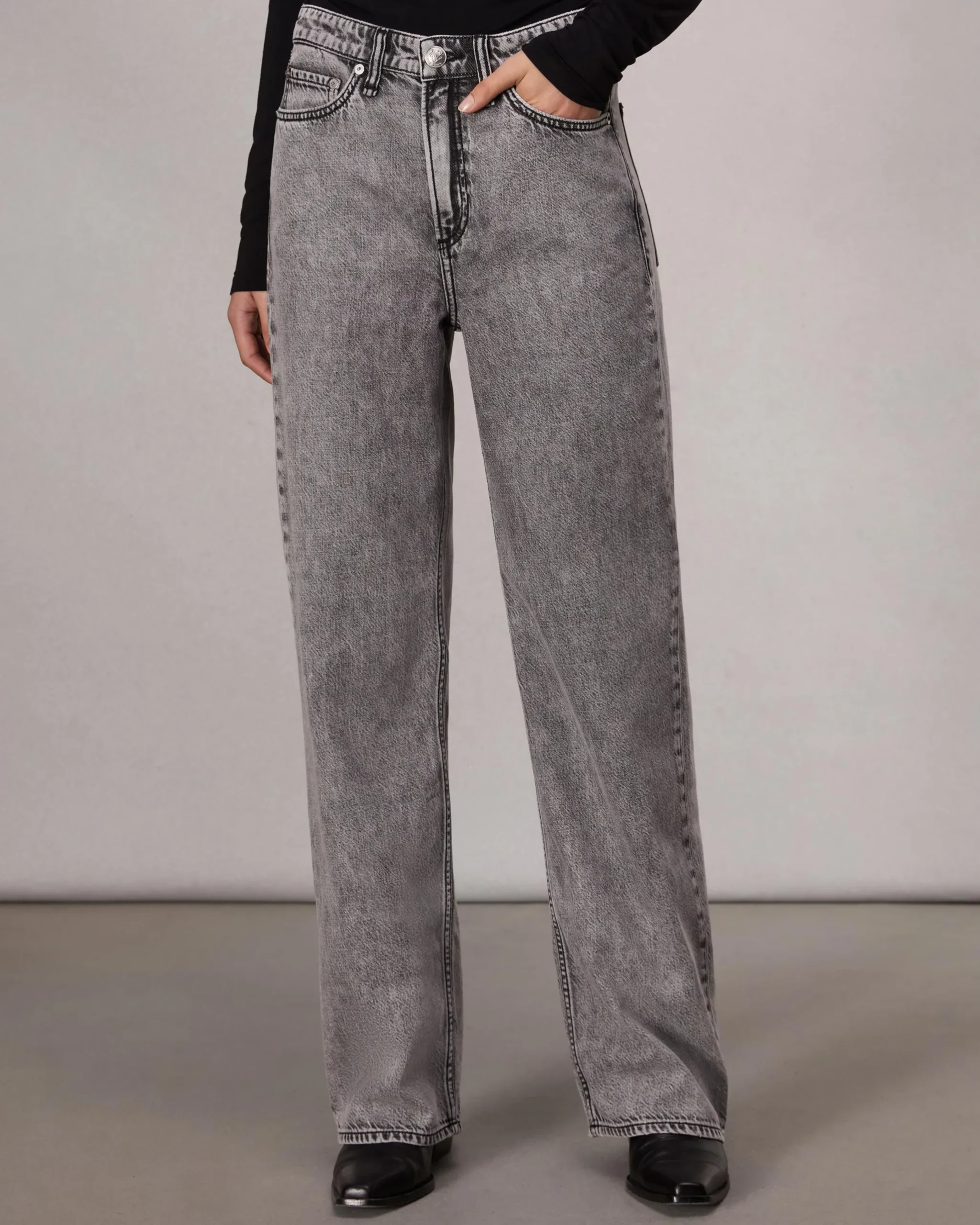 Featherweight Wide-Leg Logan Jean